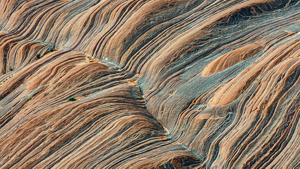 Wave-like rock formations show the flowing beauty of Shaanxi's Danxia landscape in Yulin City. /VCG
