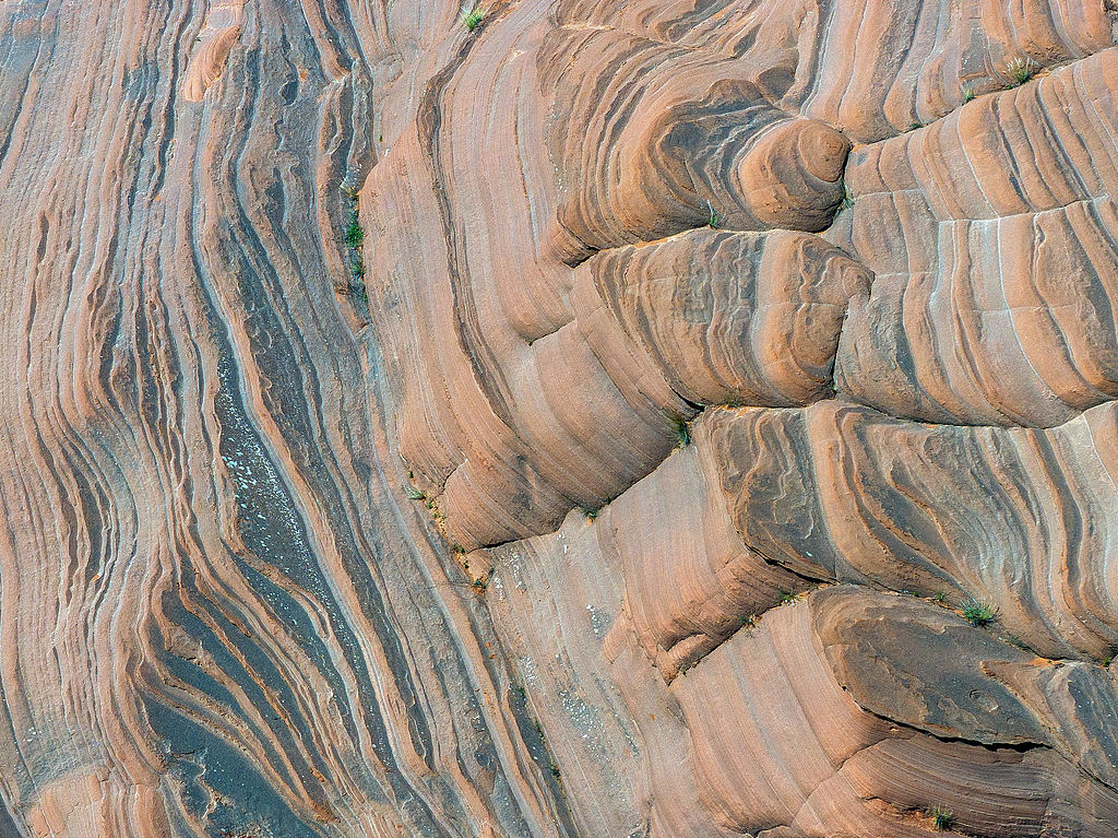 Wave-like rock formations show the flowing beauty of Shaanxi's Danxia landscape in Yulin City. /VCG