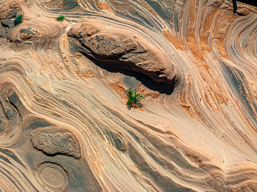 Wave-like rock formations show the flowing beauty of Shaanxi's Danxia landscape in Yulin City. /VCG