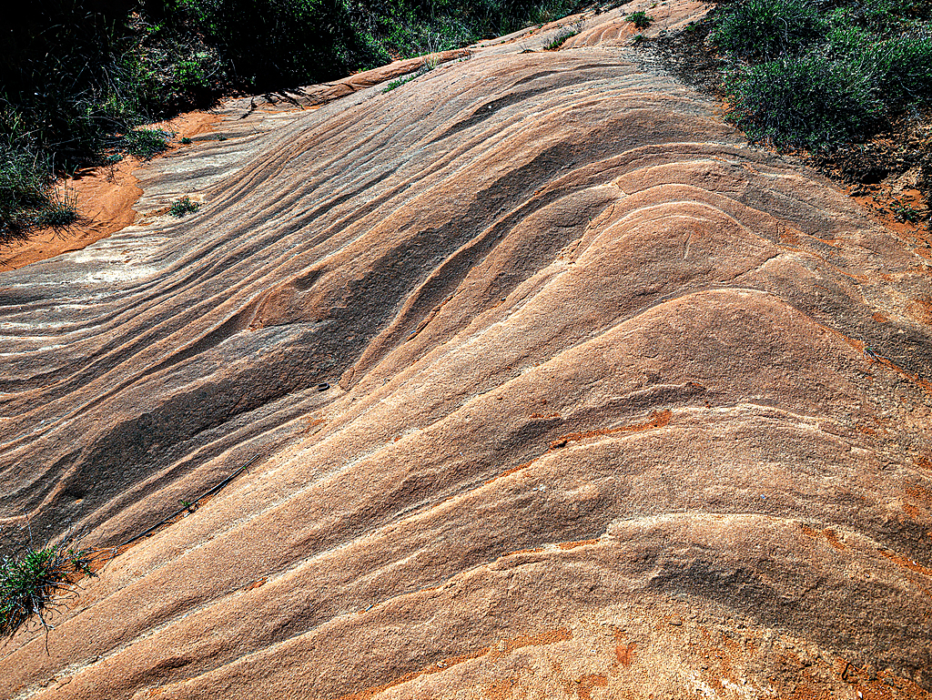 Wave-like rock formations show the flowing beauty of Shaanxi's Danxia landscape in Yulin City. /VCG