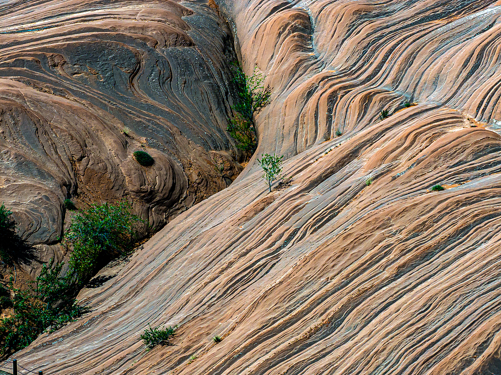 Wave-like rock formations show the flowing beauty of Shaanxi's Danxia landscape in Yulin City. /VCG