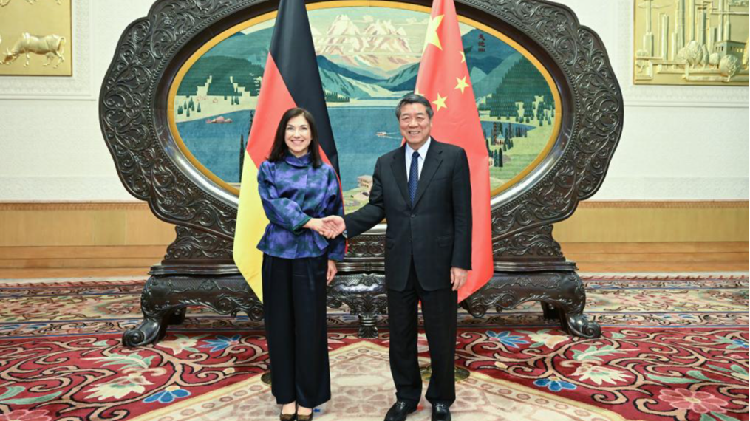 Germany signals pragmatic policy as economic minister visits Beijing