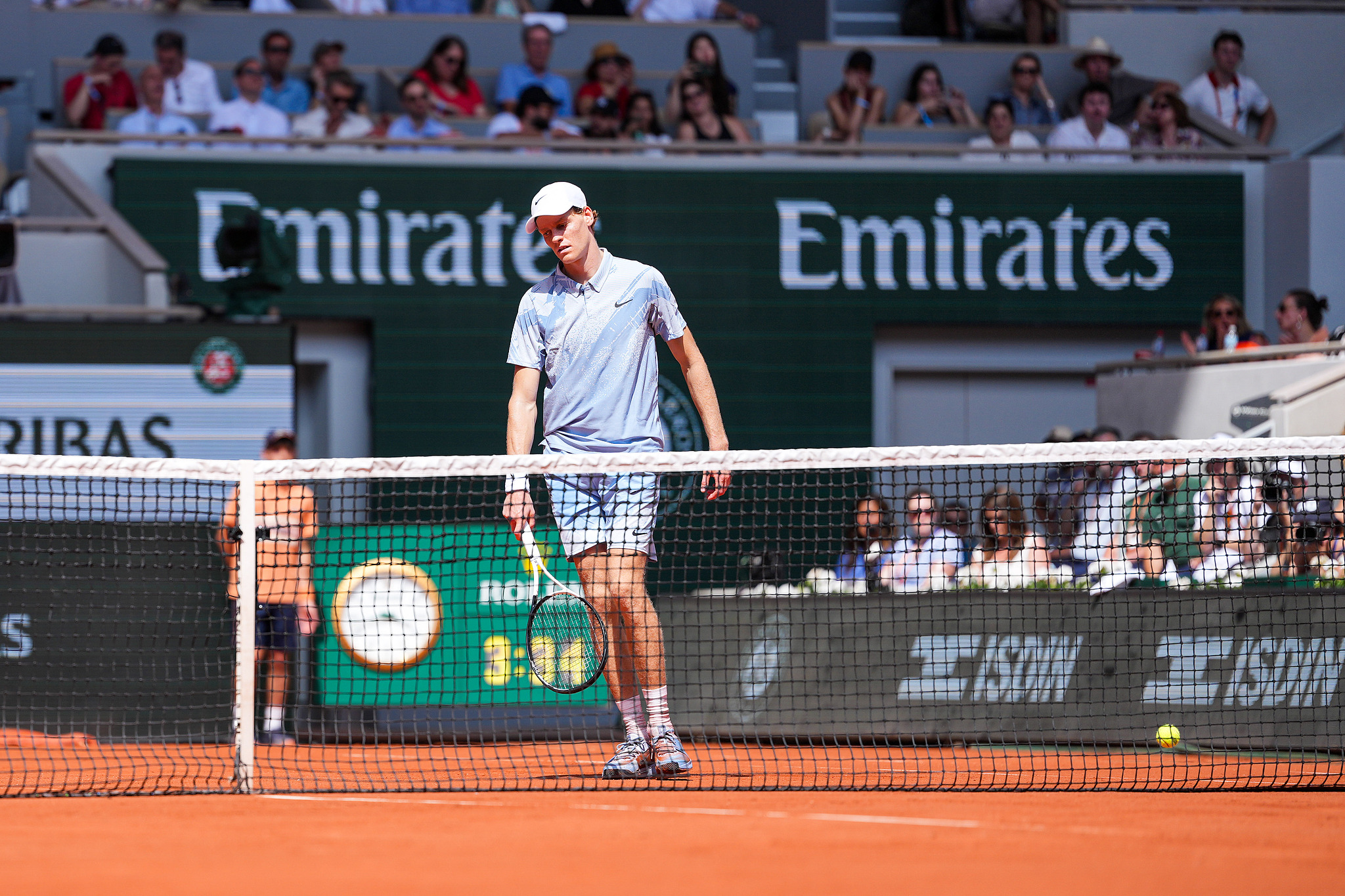 Jannik Sinner of Italy looks dejected and exhausted during the 5th day of the French Open at Roland Garros in Paris, France, May 28, 2026. /VCG