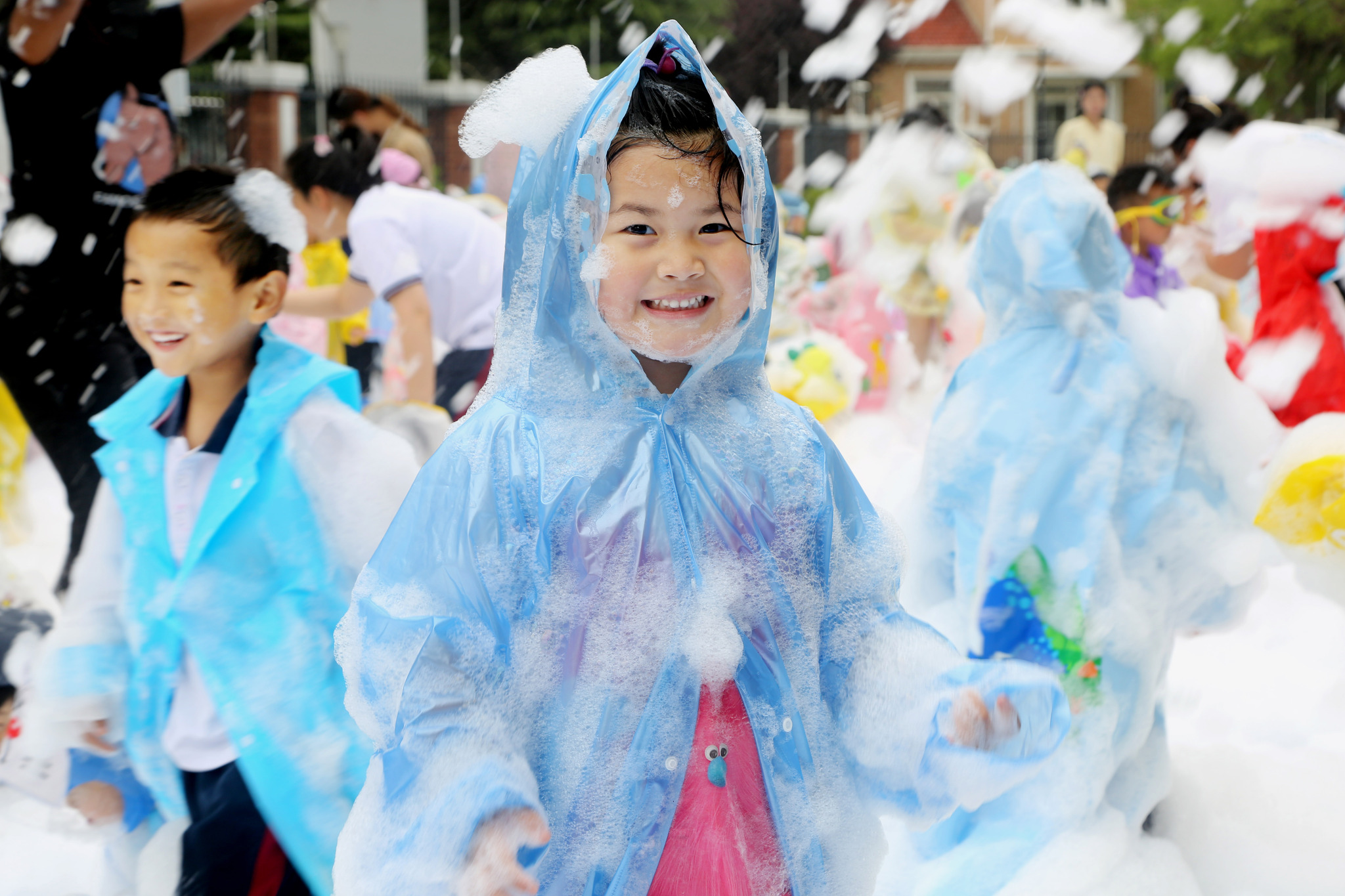 Children from a kindergarten in Lianyungang City, east China's Jiangsu Province, play with bubbles as part of Children's Day celebrations. /VCG