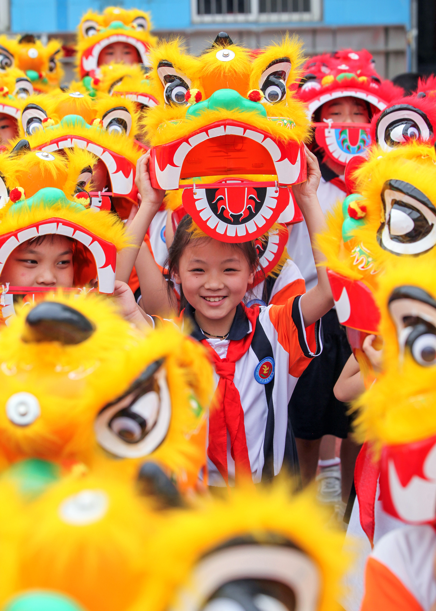 Children from a primary school in Jiaozuo City, central China's Henan Province, perform a dance as part of their Children's Day celebrations. /VCG