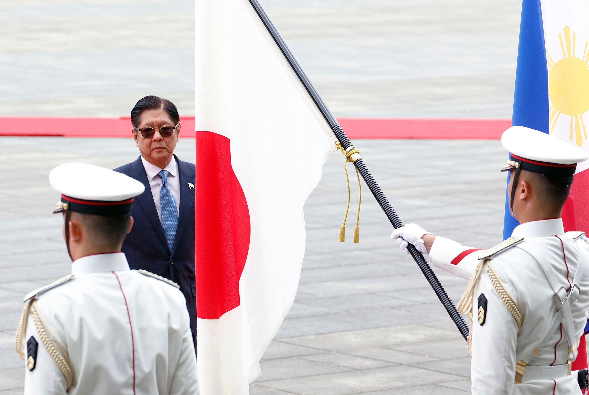 Philippine President Ferdinand Romualdez Marcos Jr. inspects a guard of honor at the Imperial Palace in Tokyo, Japan, May 27, 2026. /VCG