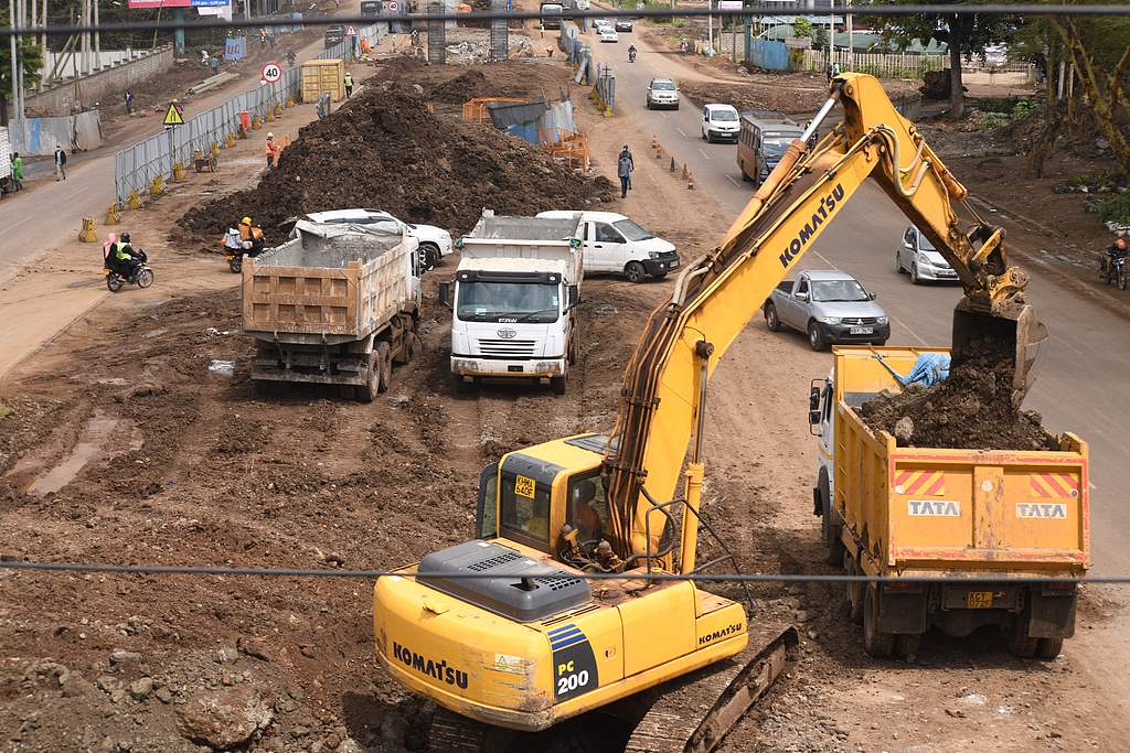 Motorists drive on Mombasa road, next to the ongoing construction site of the Nairobi Expressway, undertaken by the Chinese contractor China Road and Bridge Corporation, in Nairobi, Kenya, February 10, 2021. / VCG