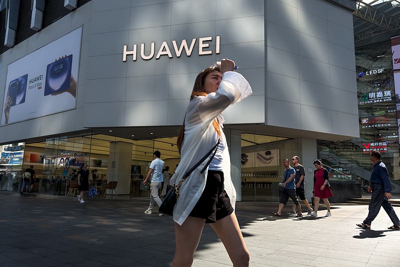 Pedestrians walk past a Huawei store in Shenzhen, Guangdong Province, China, May 28, 2026. /VCG