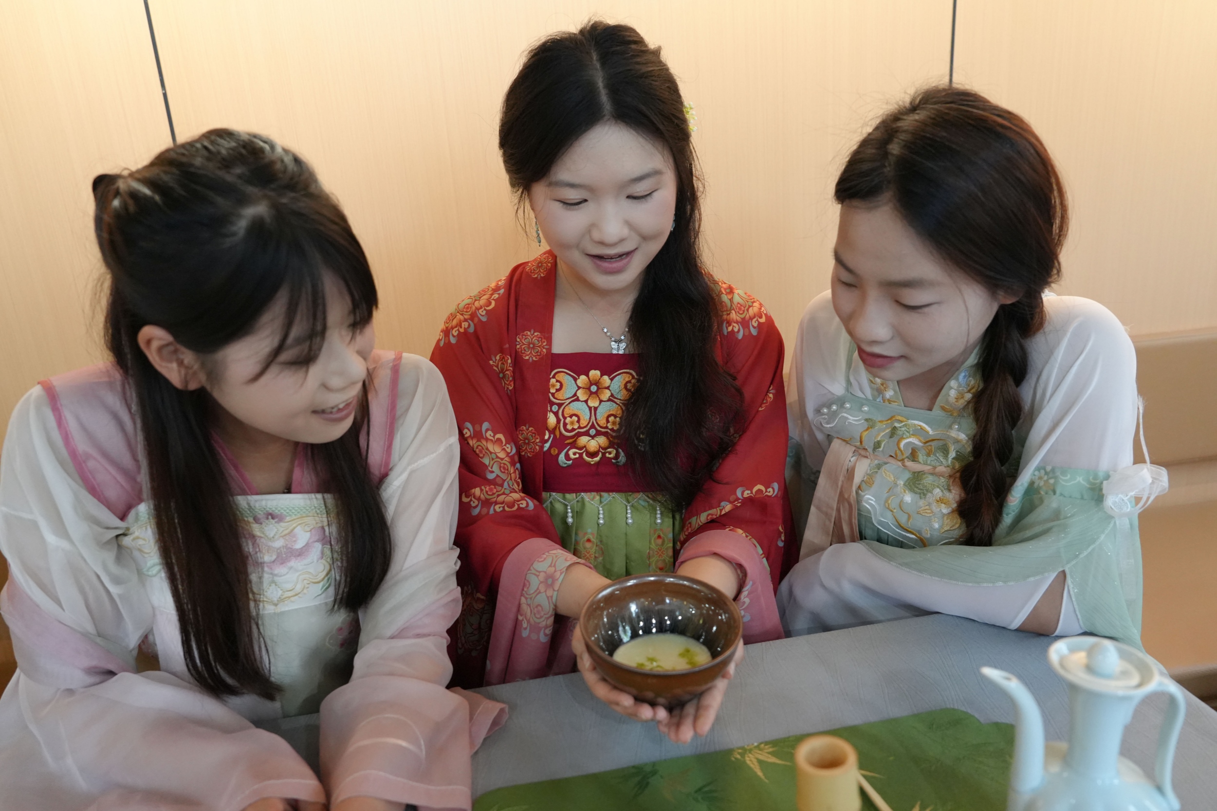 Visitors display their handmade matcha beverages at a matcha-themed town in Tongren City, southwest China's Guizhou Province on May 29, 2026. /Tongren Media Convergence Center