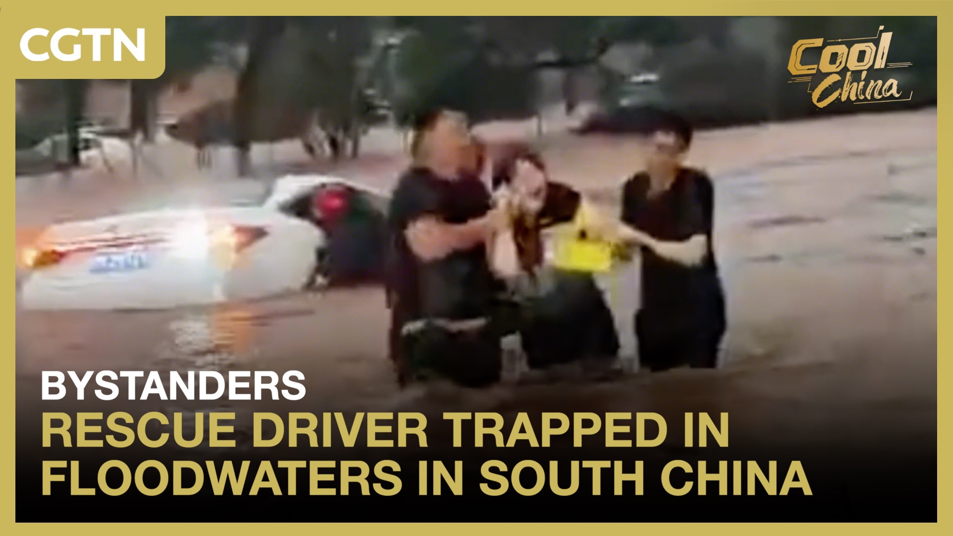 Bystanders rescue driver trapped in floodwaters in south China