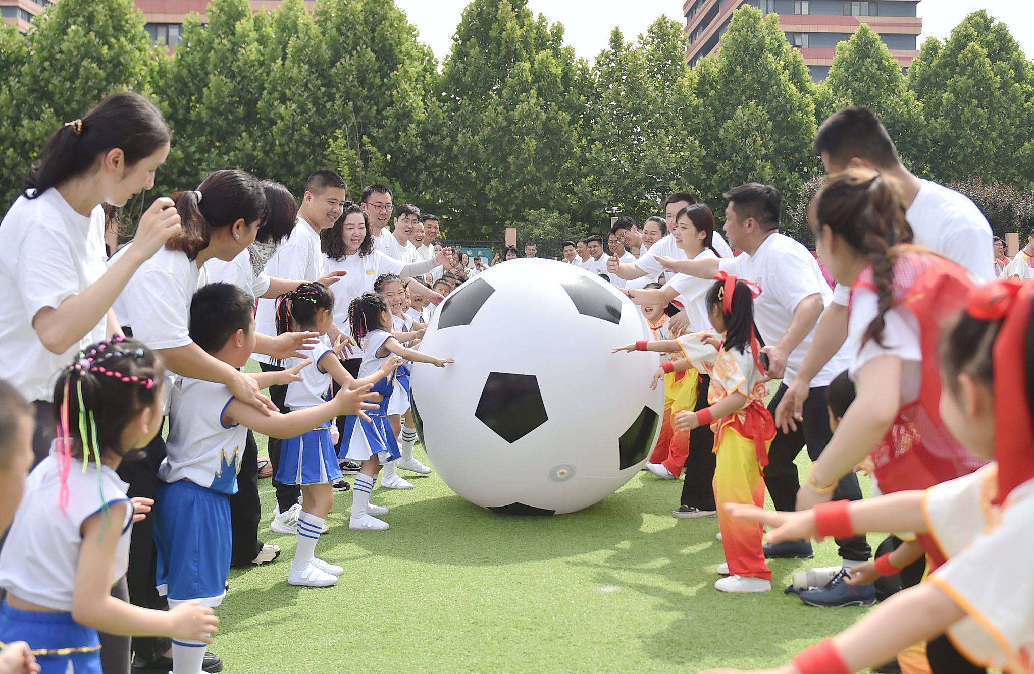 Children and their parents participate in parent-child sports games at a local school in Hefei, central China's Anhui Province, May 19, 2024. /VCG