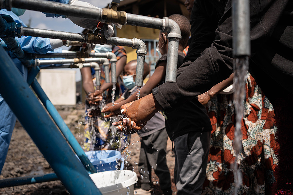 Locals wash their hands at a checkpoint set up for preventive measures against the spread of Ebola in Kanyaruchinya, Democratic Republic of the Congo, May 27, 2026. /VCG