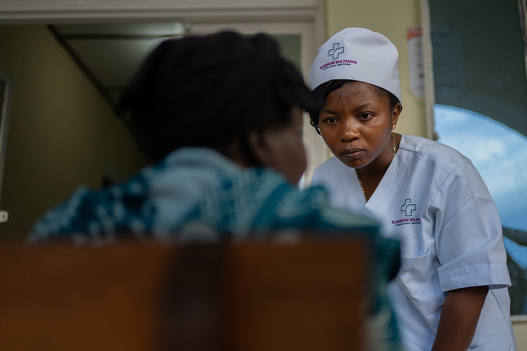 Dr Elizabeth Furaha, medical director of Karibuni wa Mama, speaks with a relative of a patient at Sofepadi Hospital in Bunia, Democratic Republic of the Congo, May 29, 2026. /VCG