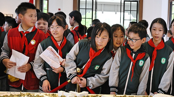 Students from Sanshuiwan Primary School visit a revolutionary heritage site commemorating the first National Congress of the Communist Party of China in Jiaxing, east China's Zhejiang Province, April 13, 2026. /VCG
