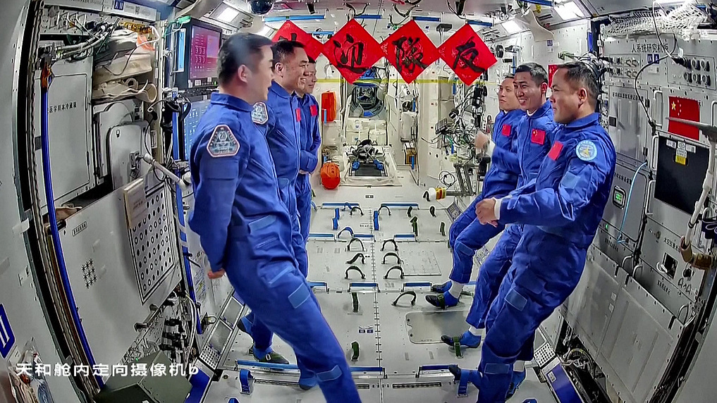China's Shenzhou-20 astronauts welcome the Shenzhou-21 crew. /VCG