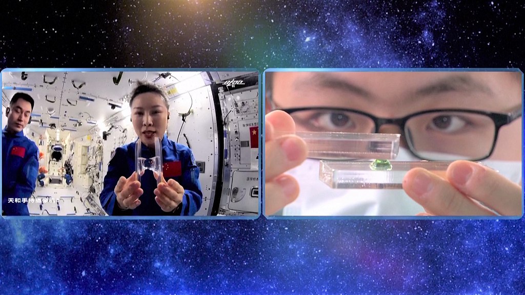 The Shenzhou-13 crew members give a space lecture, March 23, 2022. /VCG