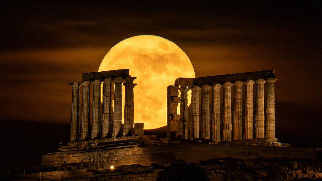 The full moon rises behind the Greek ancient Temple of Poseidon at Cape Sounion, some 60 kilometers south of Athens, Greece, May 31, 2026. /VCG