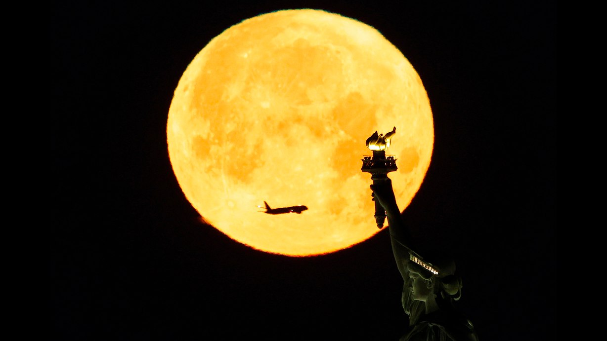 A rare blue moon sets behind the Statue of Liberty, New York City, US, May 31, 2026. /VCG