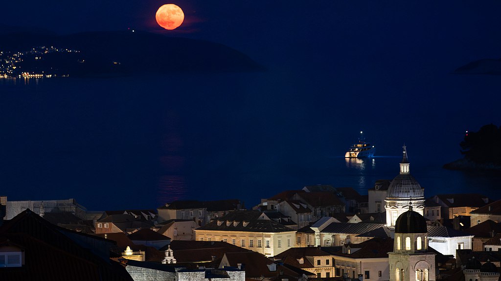 A full moon shines over the Dubrovnik City Walls and the historic Old Town in Dubrovnik, Croatia, May 31, 2026. /VCG