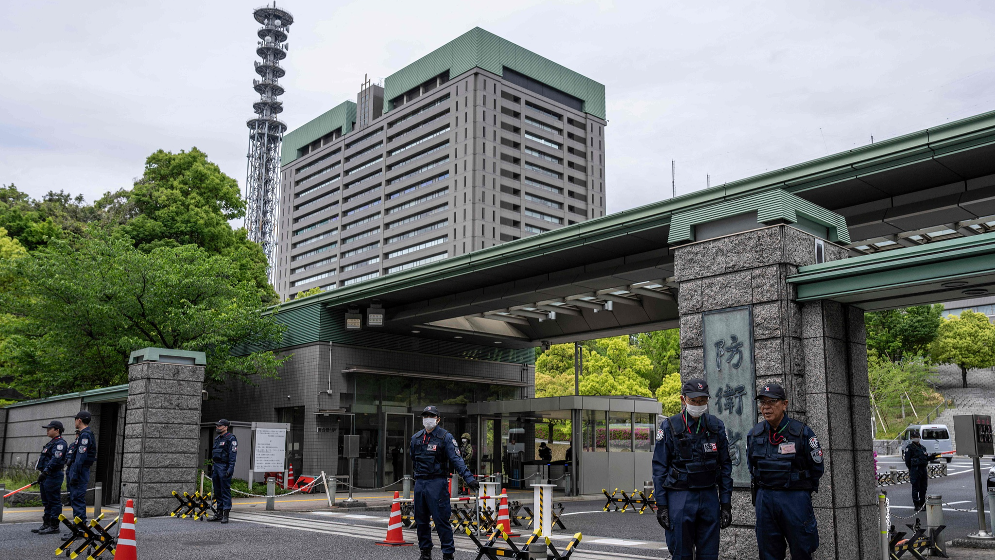 Security workers stand guard at the Ministry of Defence in Tokyo, Japan, April 21, 2026. /VCG