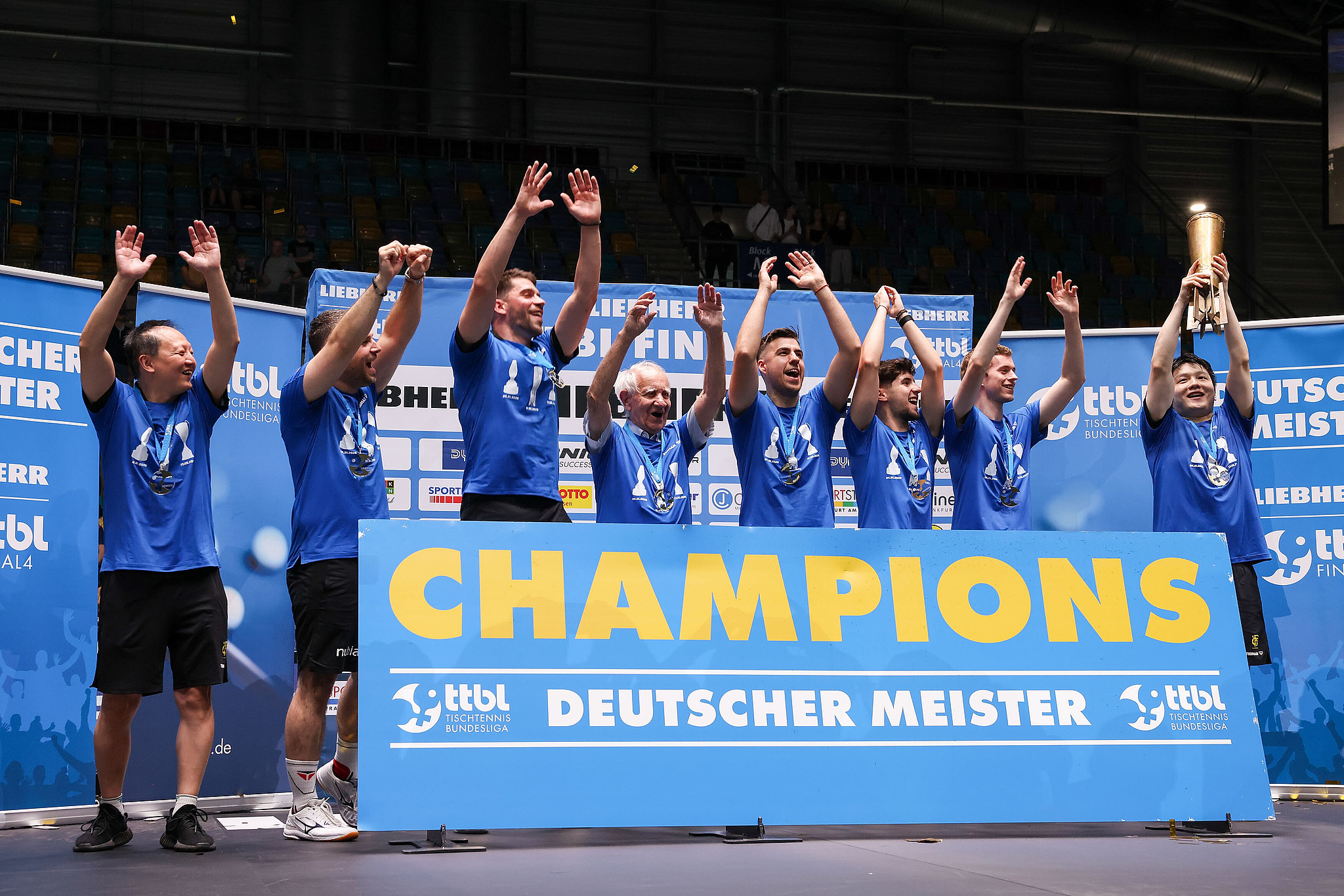 Players and coaches of Saarbrücken-Tischtennis celebrate after defeating Borussia Düsseldorf 3-1 in the Table Tennis Bundesliga Final championship match at Süwag Energie ARENA in Frankfurt, Germany, May 31, 2026. /VCG