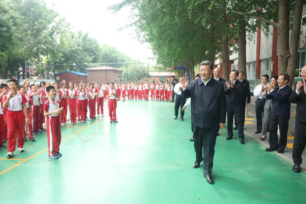 Presiden Tiongkok Xi Jinping, yang juga sekretaris jenderal Komite Sentral Partai Komunis Tiongkok dan ketua Komisi Militer Pusat, menyapa para siswa di lapangan basket Sekolah Beijing Yuying di Beijing, 31 Mei 2023. /Xinhua