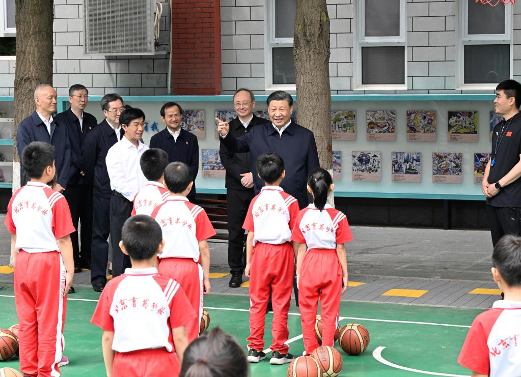 Chinese President Xi Jinping, also general secretary of the Communist Party of China Central Committee and chairman of the Central Military Commission, talks with students on the basketball court of Beijing Yuying School in Beijing, May 31, 2023. /Xinhua