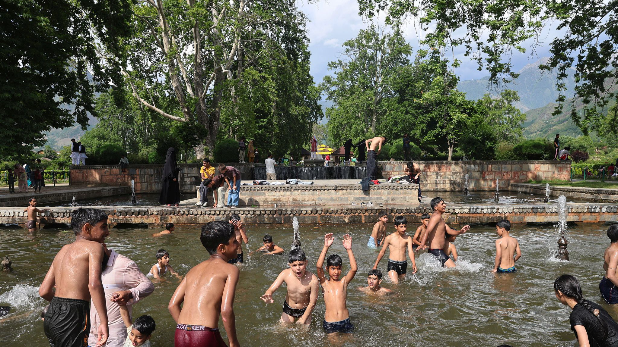 Boys cool off in a fountain at Nishat Garden during warm weather in Srinagar, Kashmir, India, May 29, 2026. /VCG