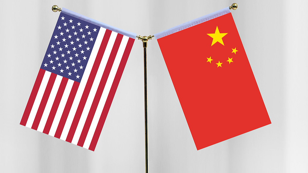 National flags of China and the United States. /VCG