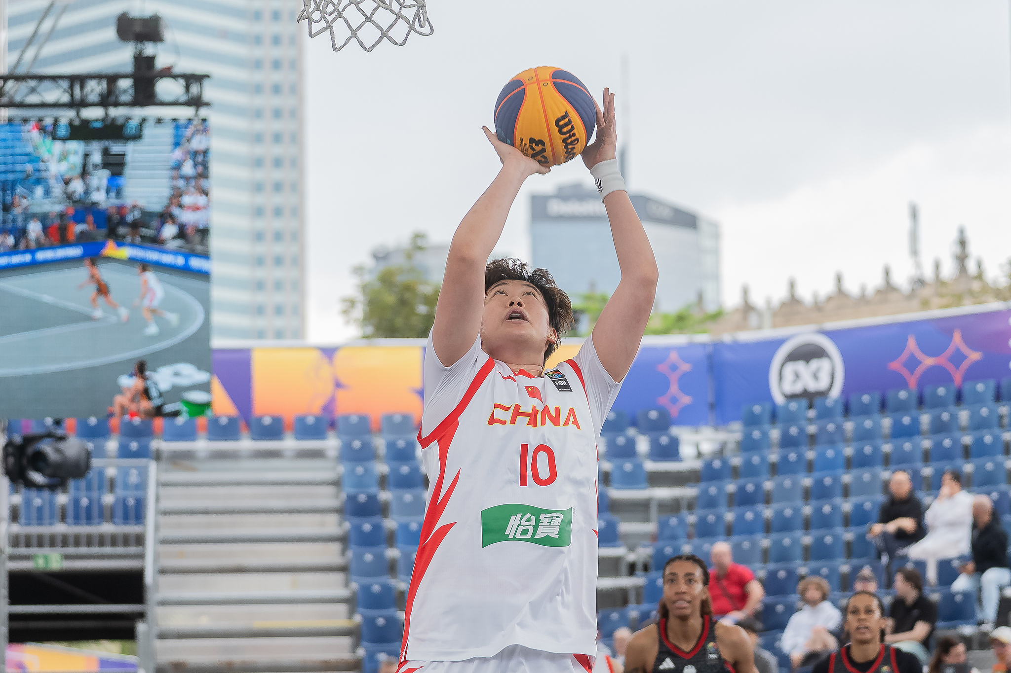 China's Zhang Zhiting (#10) takes a shot against Germany in a women's Pool C game at the FIBA 3×3 World Cup in Warsaw, Poland, June 1, 2026. /VCG