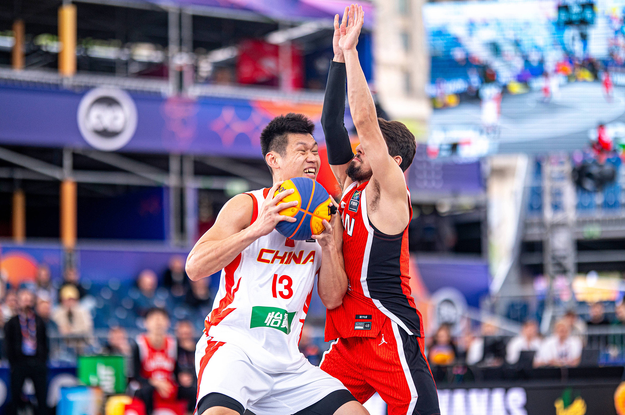 China's Wu Xingrui (#13) makes a move against Japan in a men's Pool C game at the FIBA 3×3 World Cup in Warsaw, Poland, June 1, 2026. /VCG