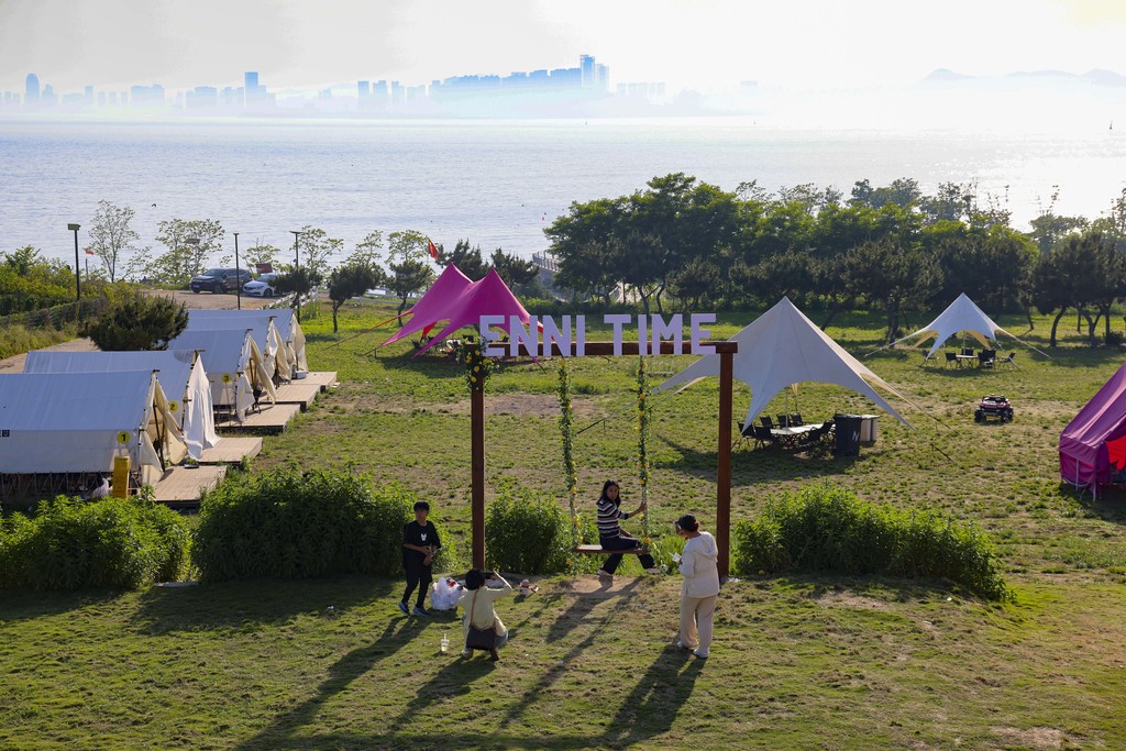 Boasting picturesque coastal views, the Xuejiadao campsite welcomed hordes of campers looking to enjoy some seaside leisure time on June 1, 2026, in the West Coast New Area of Qingdao. /VCG