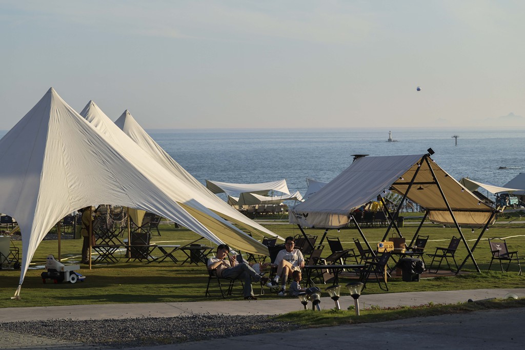 Boasting picturesque coastal views, the Xuejiadao campsite welcomed hordes of campers looking to enjoy some seaside leisure time on June 1, 2026, in the West Coast New Area of Qingdao. /VCG