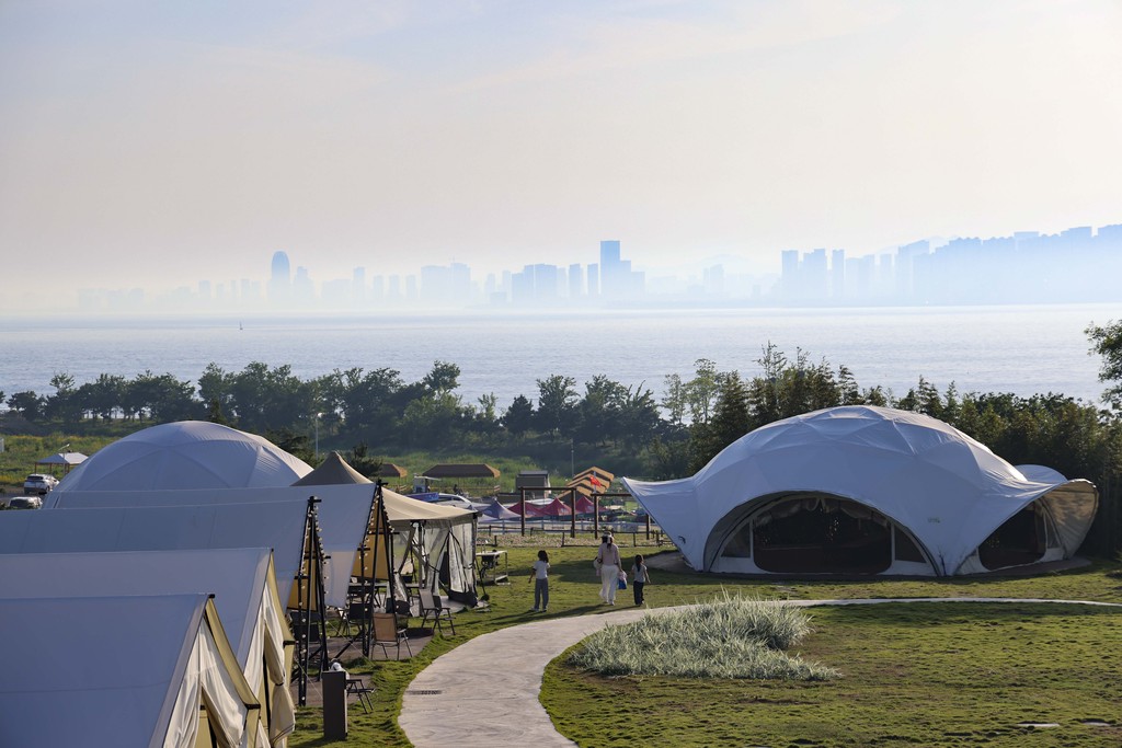 Boasting picturesque coastal views, the Xuejiadao campsite welcomed hordes of campers looking to enjoy some seaside leisure time on June 1, 2026, in the West Coast New Area of Qingdao. /VCG