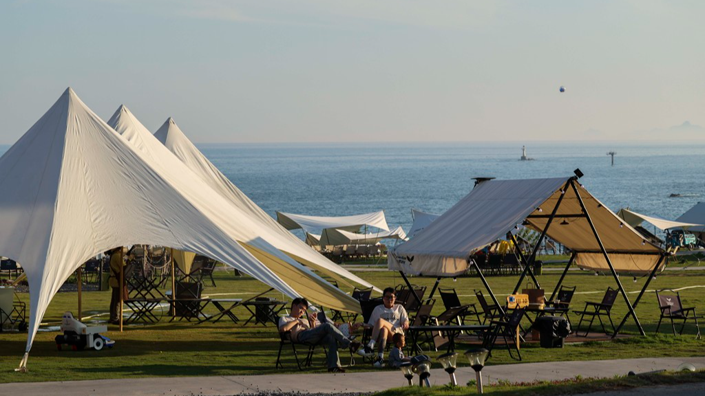 Coastal campsites in Qingdao draw crowds amid stunning seaside scenery