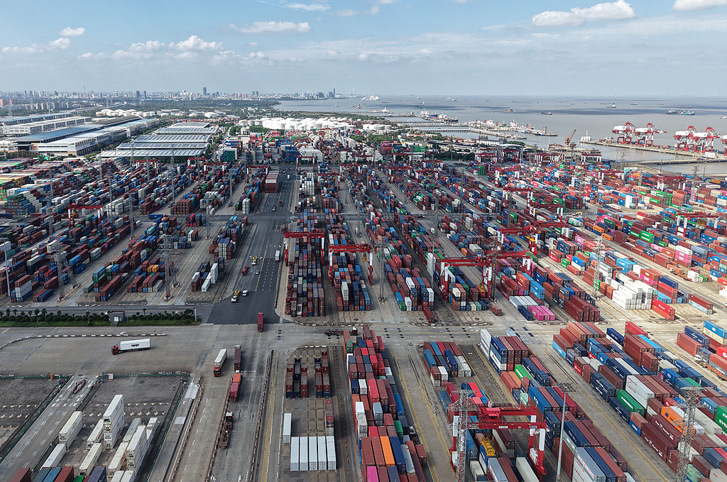 Busy operations at Shanghai Port's foreign trade container terminal, May 9, 2026./ VCG