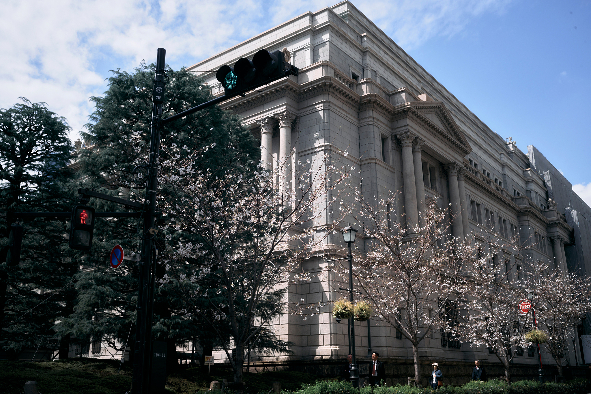 Cherry trees in bloom in front of the Bank of Japan headquarters in Tokyo, Japan, Mar 27, 2026. /VCG