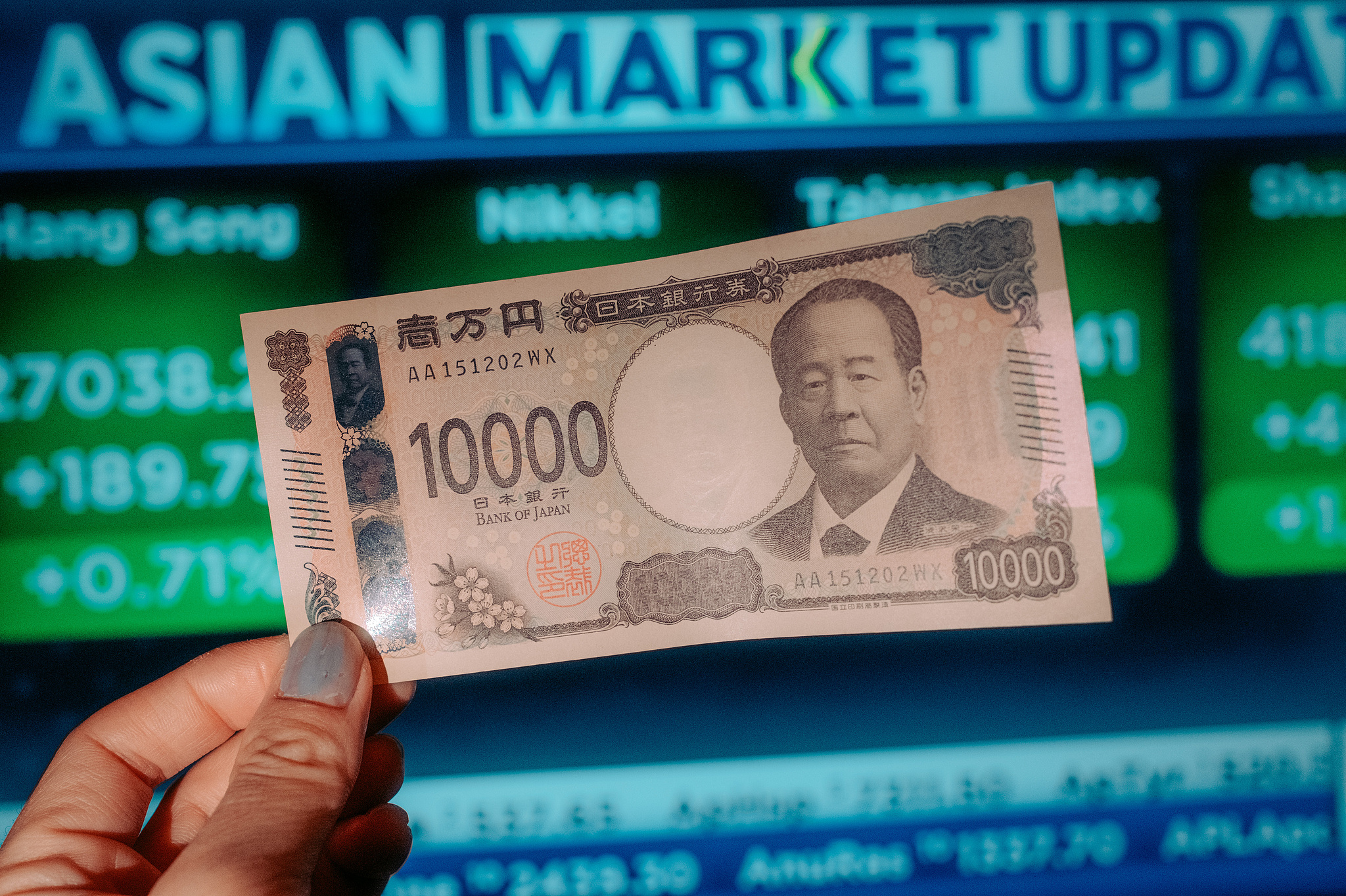 A Japanese 10,000-yen banknote in front of a screen displaying Asian market updates arranged in Kyoto, Japan, Jan 27, 2026.  /VCG