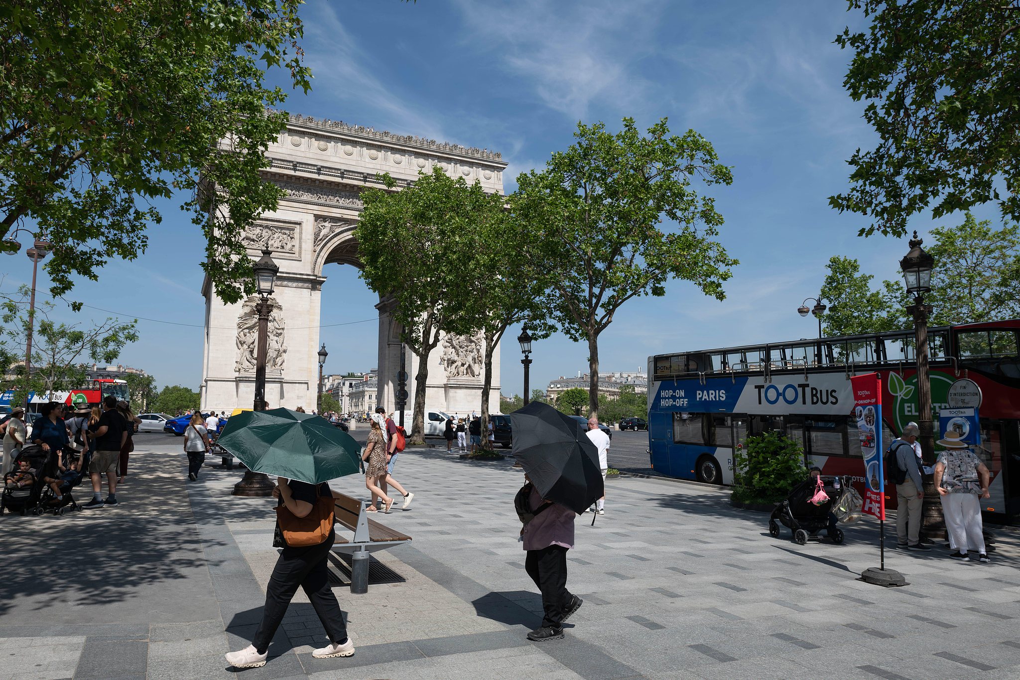 Tourists walk along the Champs-Elysees in Paris, France, May 28, 2026. /VCG