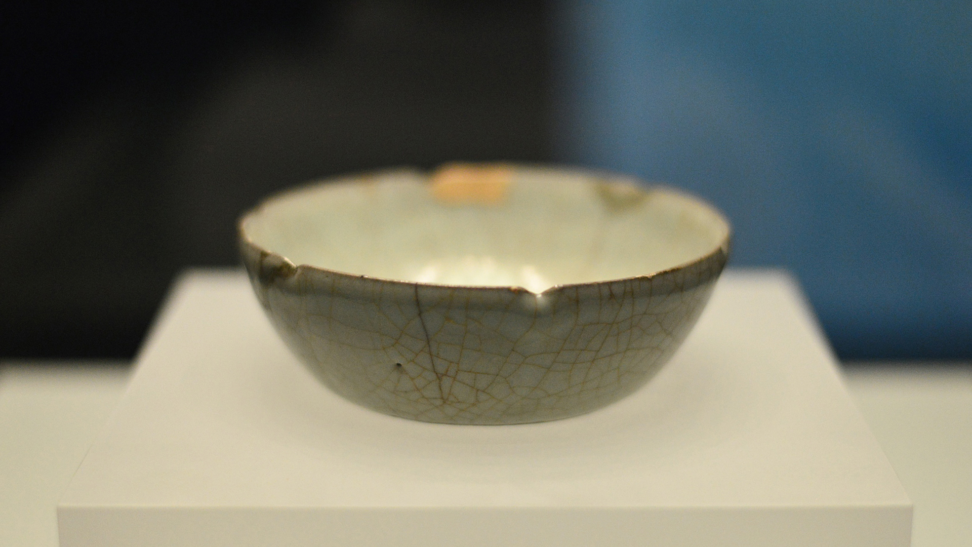Guan ware of Song: Thick pale glaze, crackled elegance