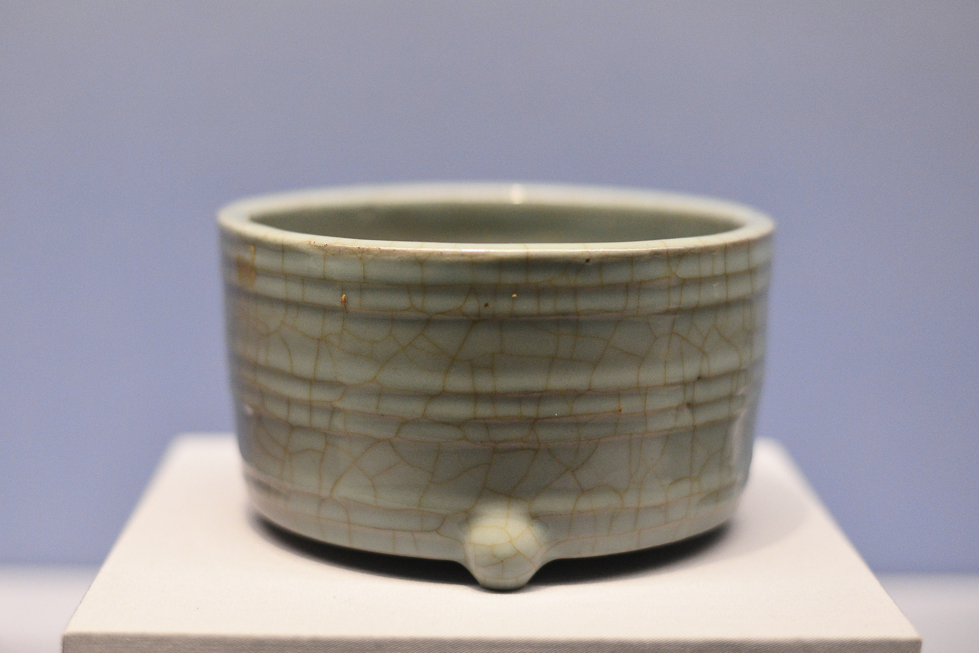 Guan ware of Song: Thick pale glaze, crackled elegance