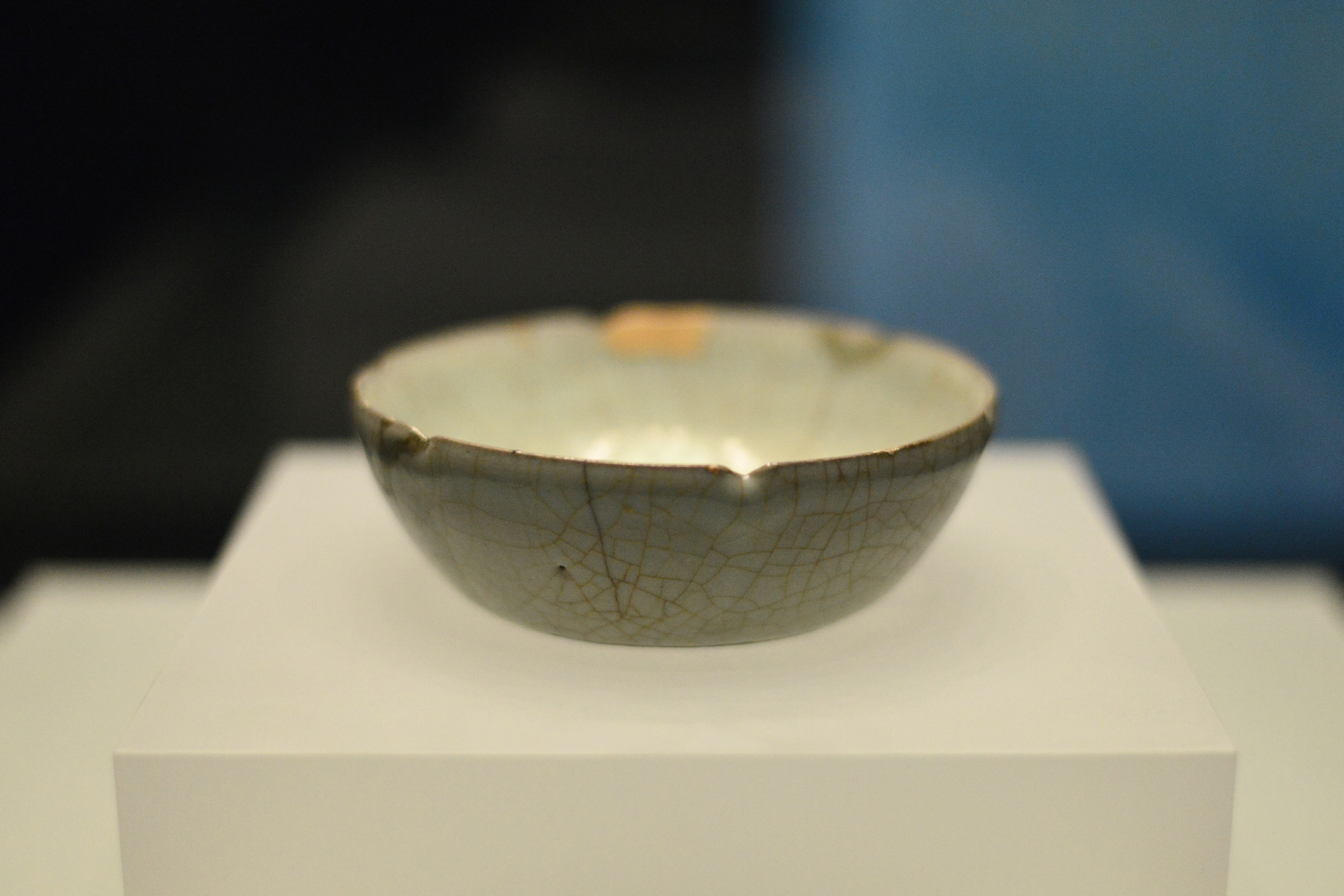 Guan ware of Song: Thick pale glaze, crackled elegance