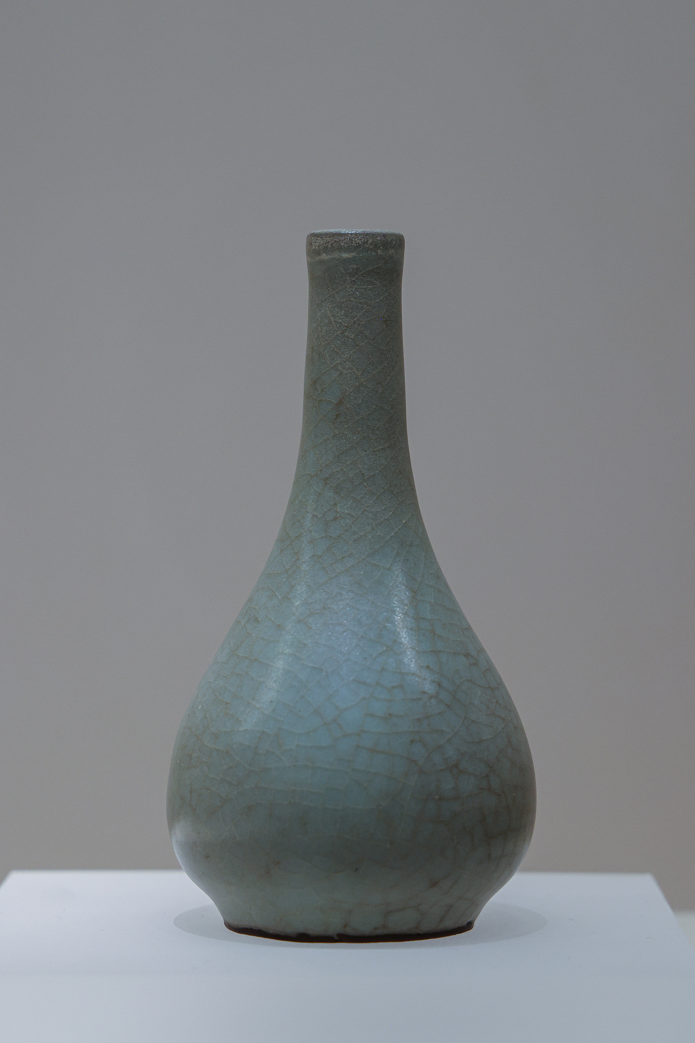 Guan ware of Song: Thick pale glaze, crackled elegance