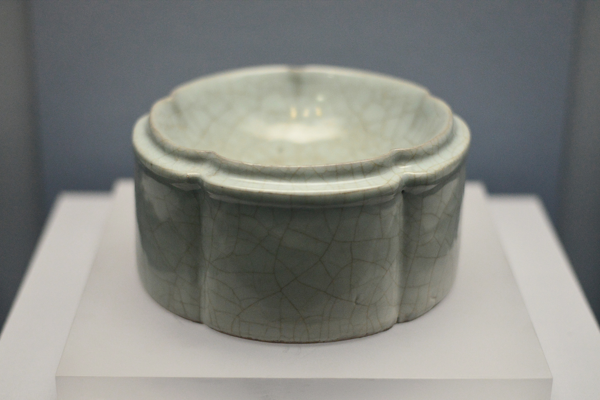 Guan ware of Song: Thick pale glaze, crackled elegance