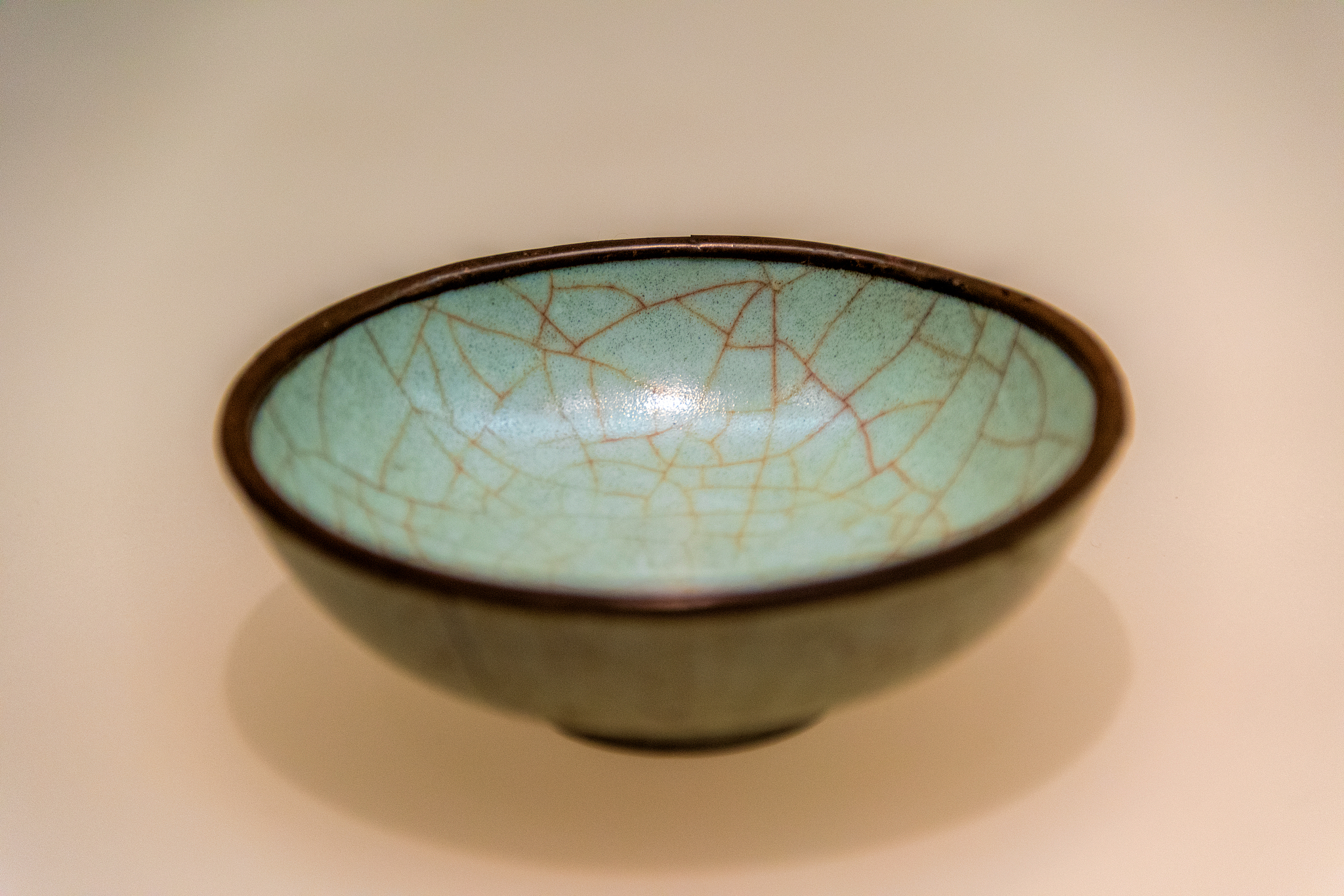 Guan ware of Song: Thick pale glaze, crackled elegance