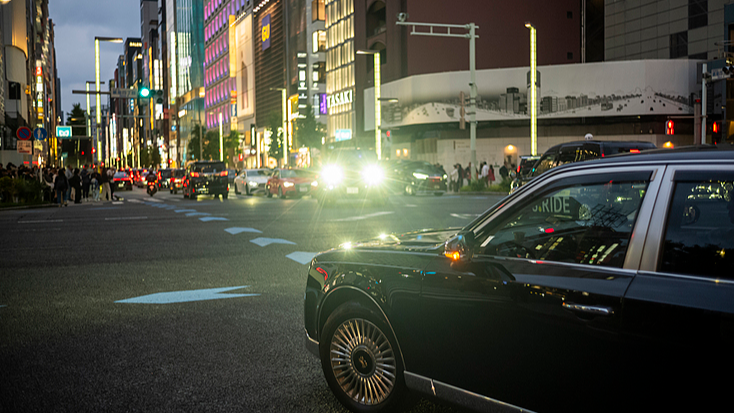 Evening traffic moves through Tokyo's Ginza district as pedestrians wait to cross the street in Tokyo, Japan, May 22, 2026. /VCG