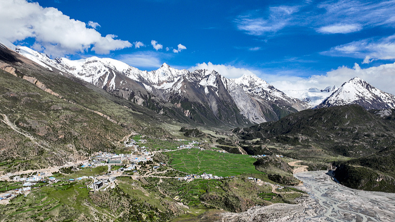 A scenic view of blue sky, white clouds, glaciers and snowy peaks in Laigu Village, Ranwu Town, Baxoi County, Qamdo City, Xizang Autonomous Region, China, June 2, 2026. /VCG