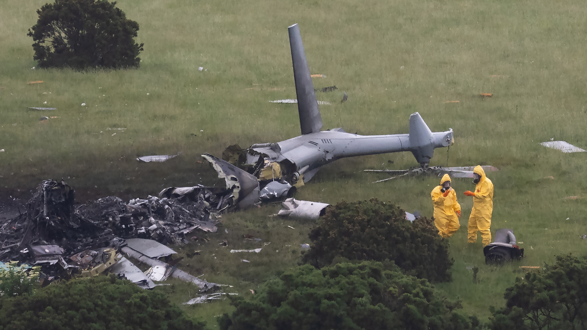 Air accident investigators on the scene as the wreckage of a Royal Navy helicopter is seen in a field after it crashed during an exercise in Devon, England, June 3, 2026. /VCG