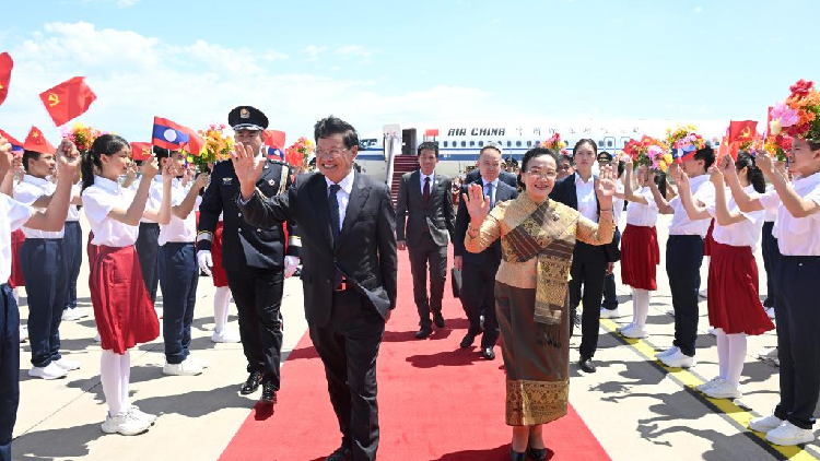 Lao top leader Thongloun arrives in Beijing