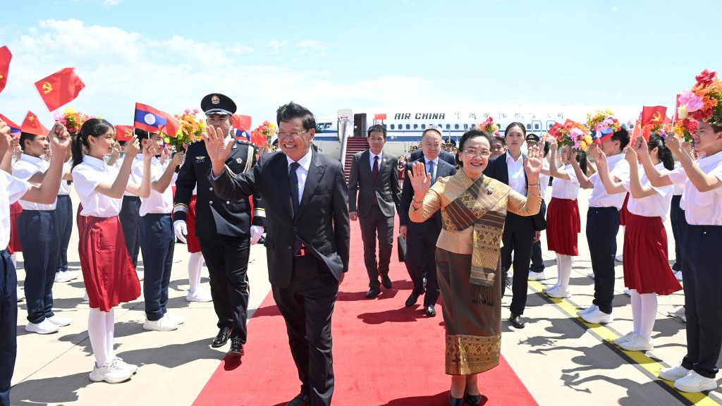Lao top leader Thongloun arrives in Beijing